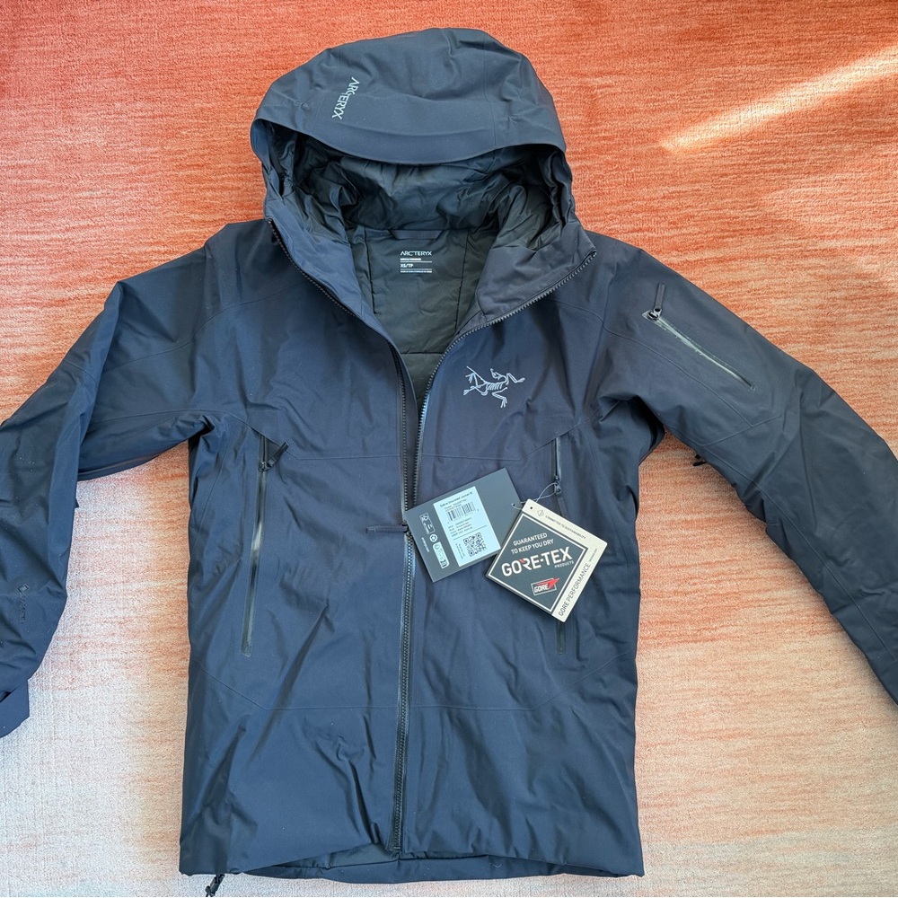 NWT Arc'teryx Sabre Insulated Jacket Men’s XS Black GORE-TEX.